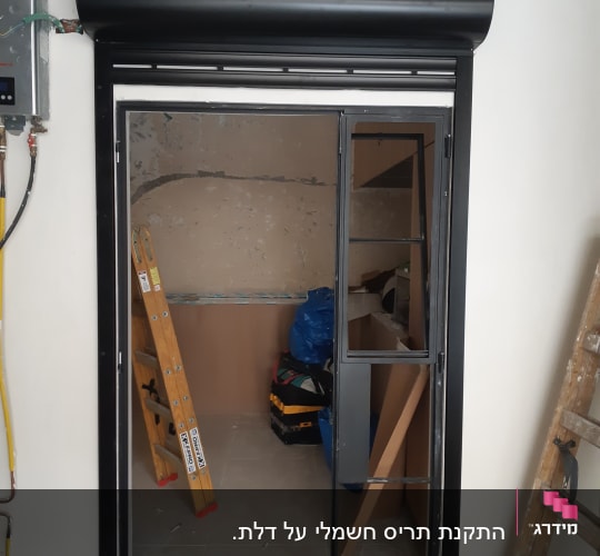 מסגרת אלומיניום לדלת עם תריס גלילה שחור